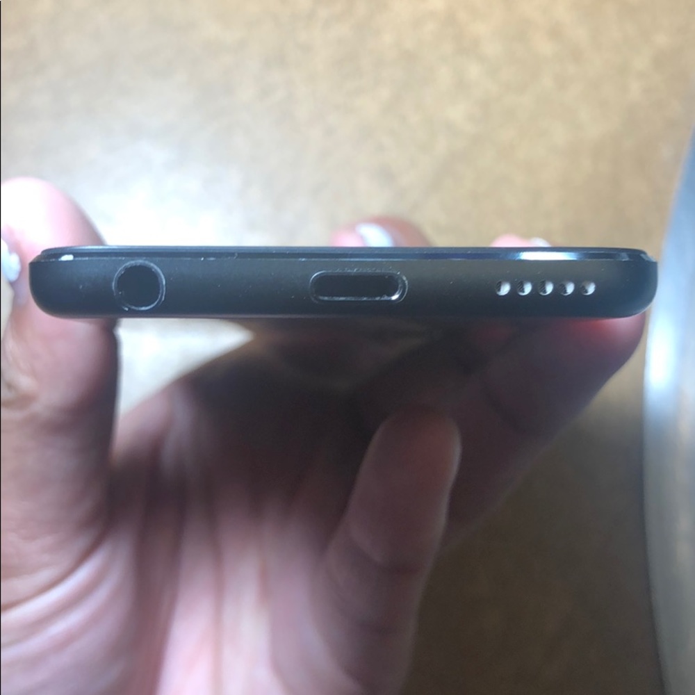 IPod 6th Gen - Picture 5 of 6